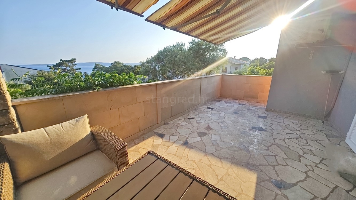 Krk, casa indipendente con 3 appartamenti nelle immediate vicinanze del mare!