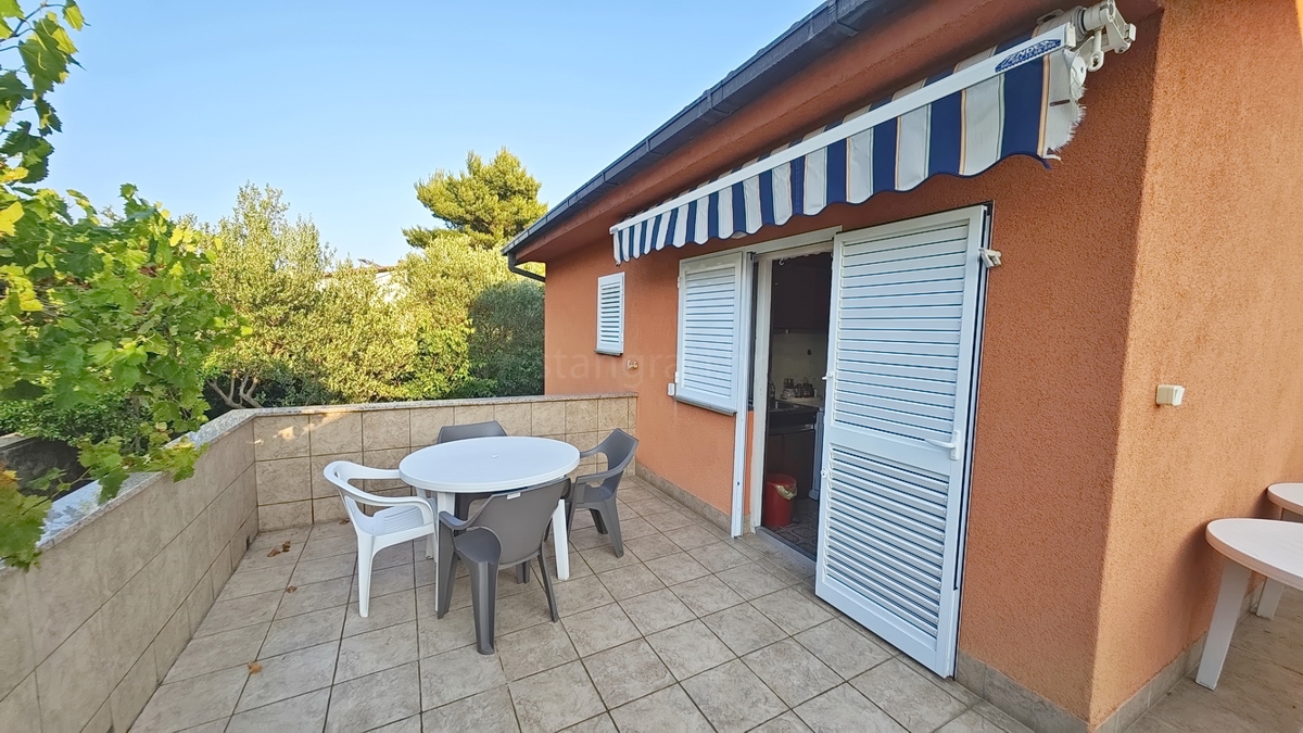 Krk, casa indipendente con 3 appartamenti nelle immediate vicinanze del mare!