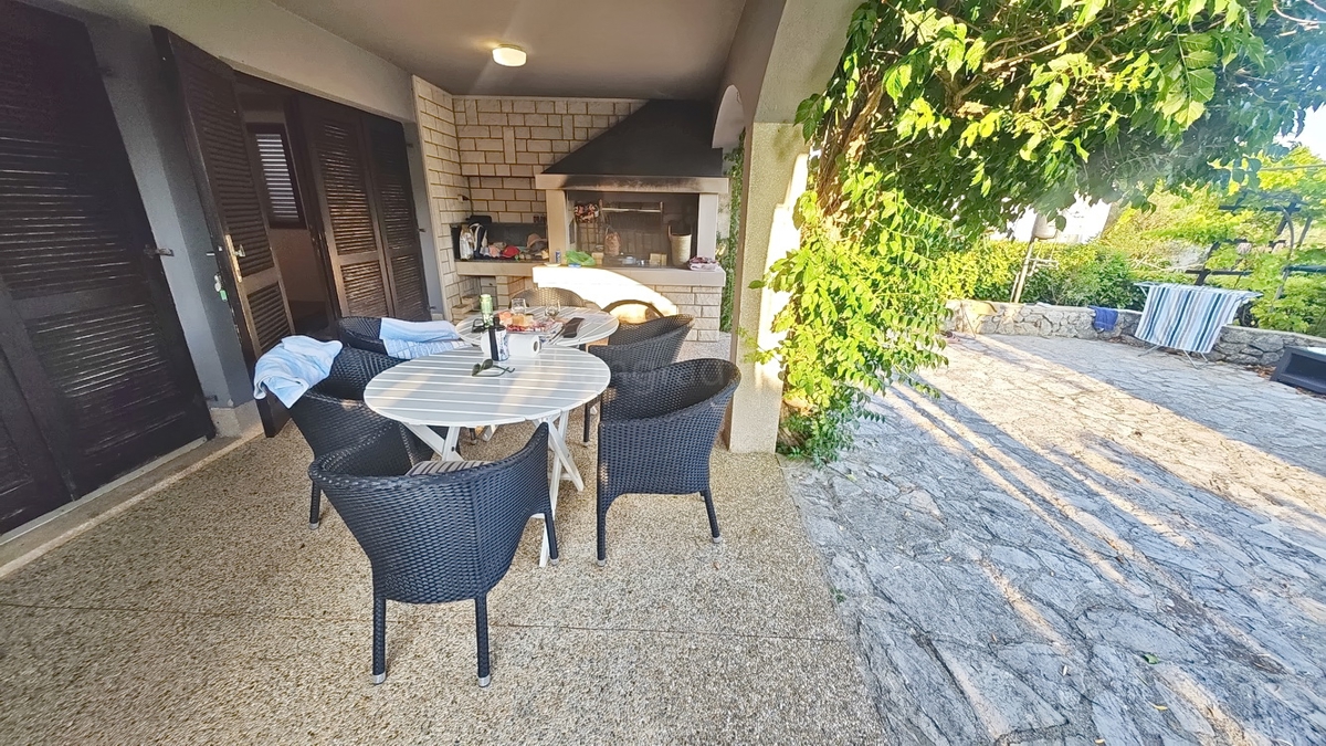 Krk, casa indipendente con 3 appartamenti nelle immediate vicinanze del mare!