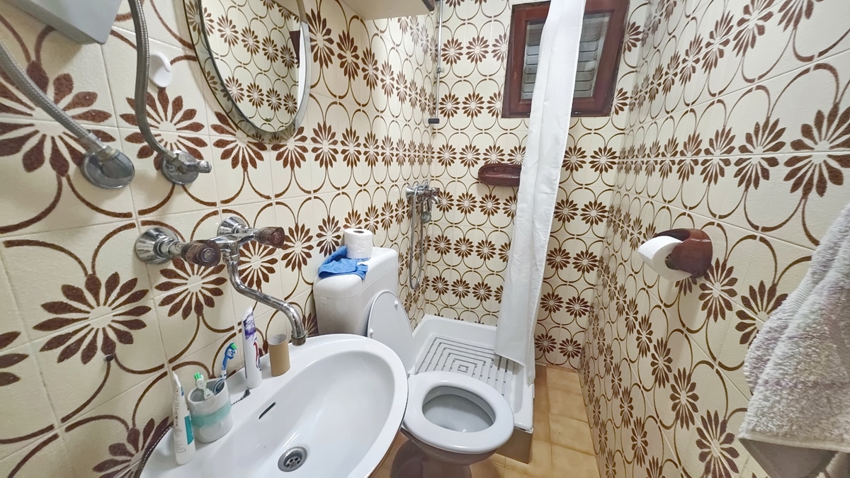 Krk, casa indipendente con 3 appartamenti nelle immediate vicinanze del mare!