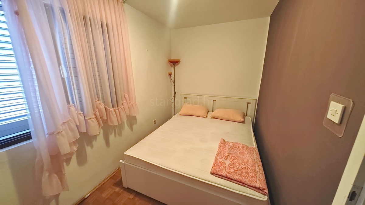 Krk, casa indipendente con 3 appartamenti nelle immediate vicinanze del mare!