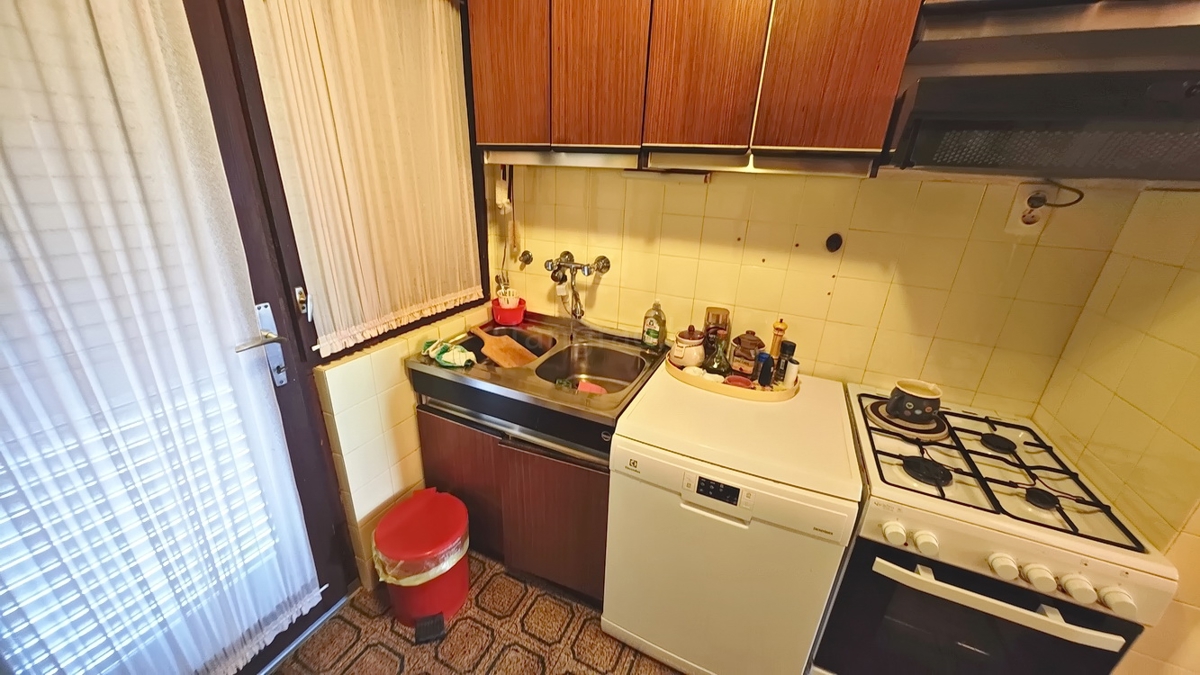 Krk, casa indipendente con 3 appartamenti nelle immediate vicinanze del mare!