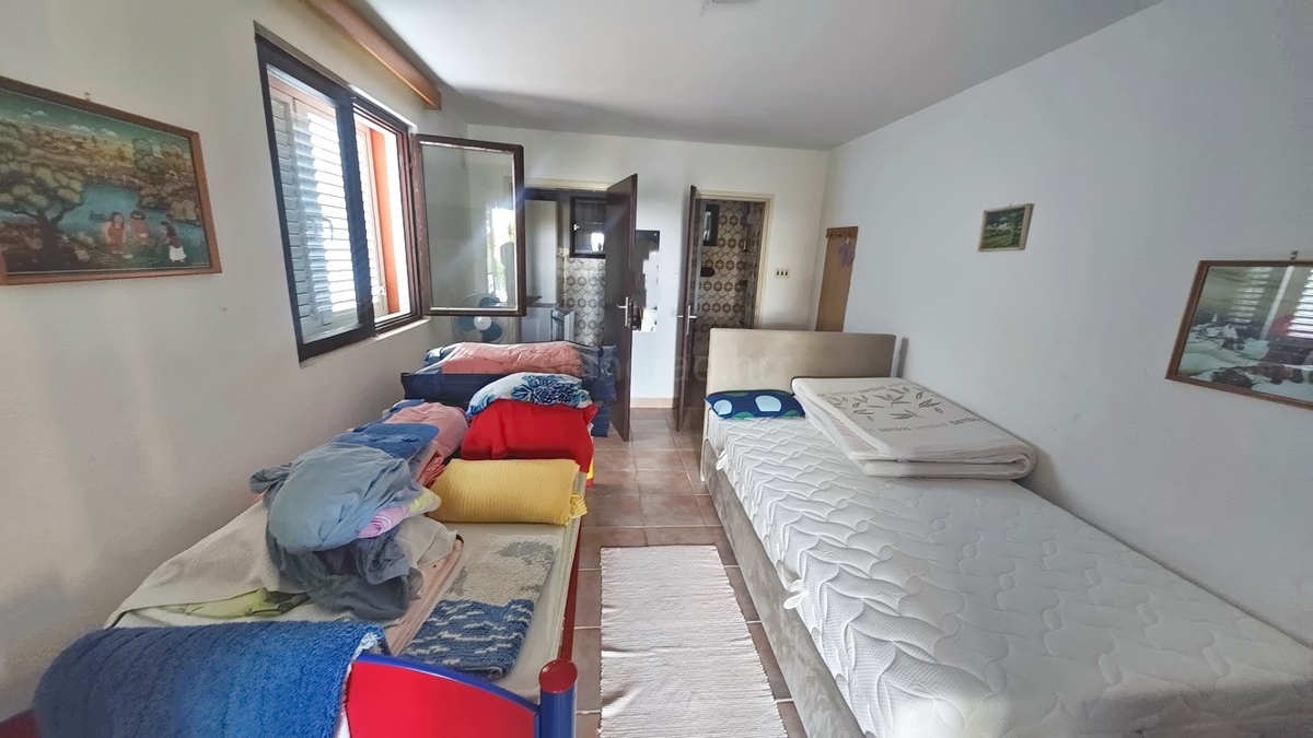 Krk, casa indipendente con 3 appartamenti nelle immediate vicinanze del mare!