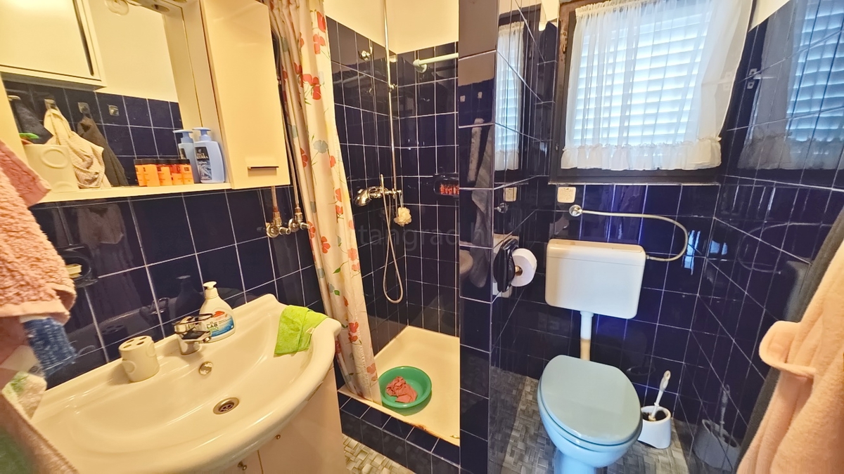 Krk, casa indipendente con 3 appartamenti nelle immediate vicinanze del mare!