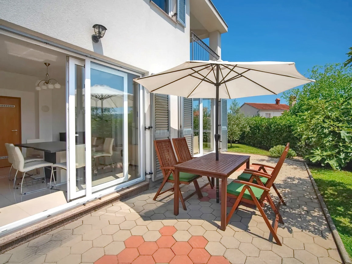 Zona di Krk, casa indipendente con piscina in posizione tranquilla!