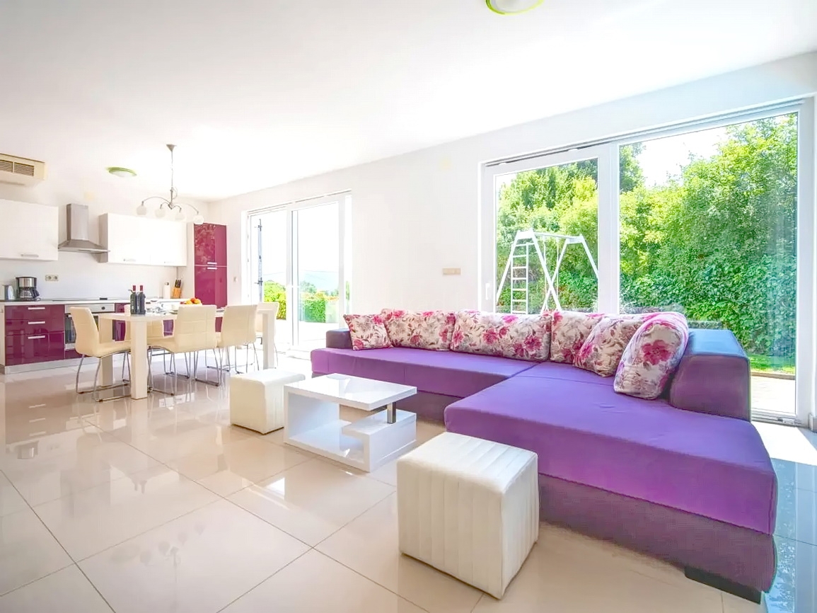 Zona di Krk, casa indipendente con piscina in posizione tranquilla!