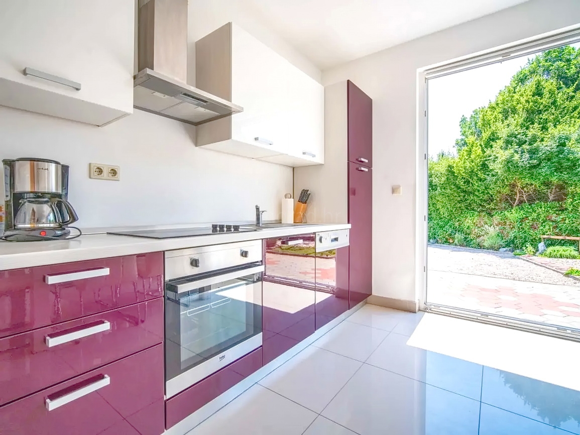 Zona di Krk, casa indipendente con piscina in posizione tranquilla!