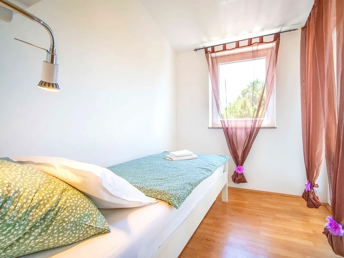 Zona di Krk, casa indipendente con piscina in posizione tranquilla!