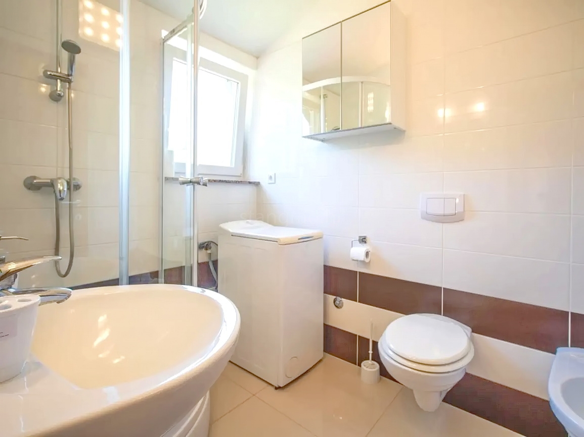 Zona di Krk, casa indipendente con piscina in posizione tranquilla!