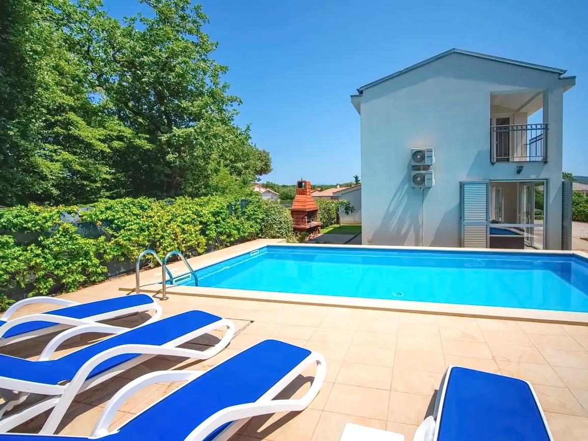 Zona di Krk, casa indipendente con piscina in posizione tranquilla!