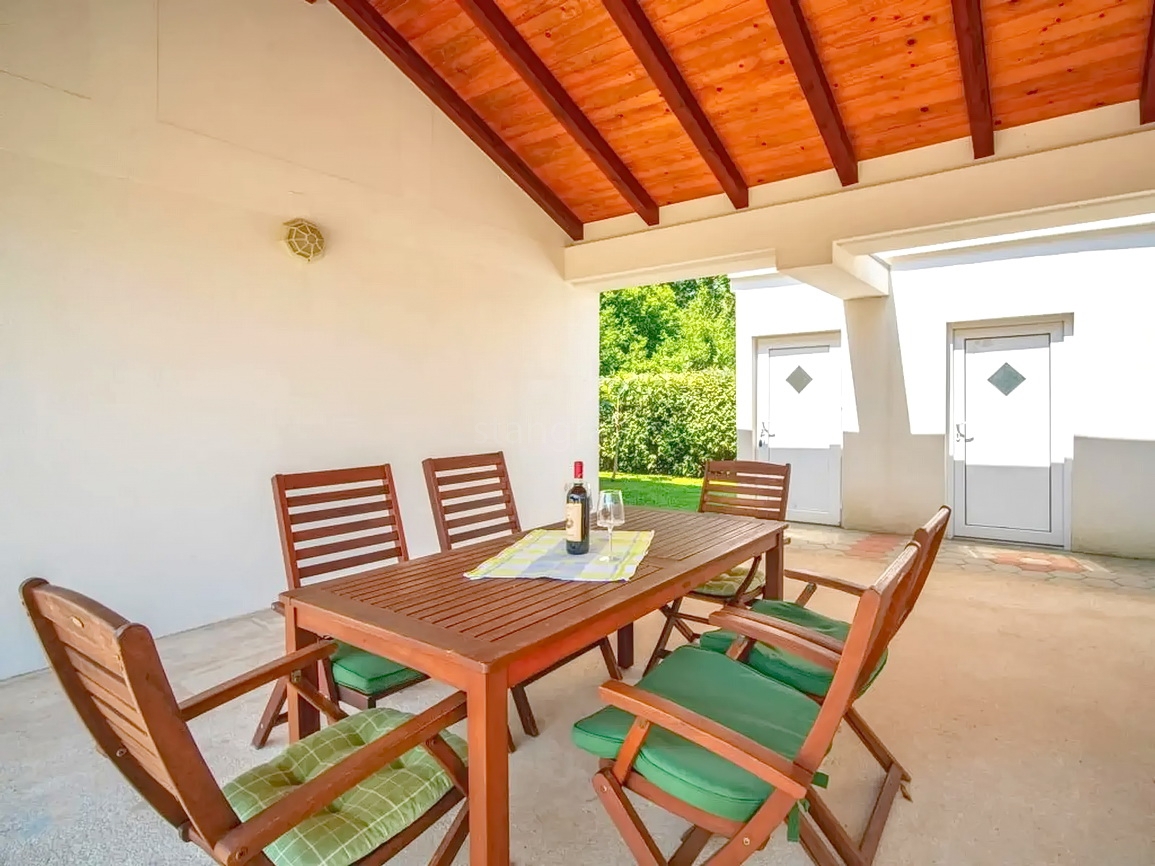 Zona di Krk, casa indipendente con piscina in posizione tranquilla!