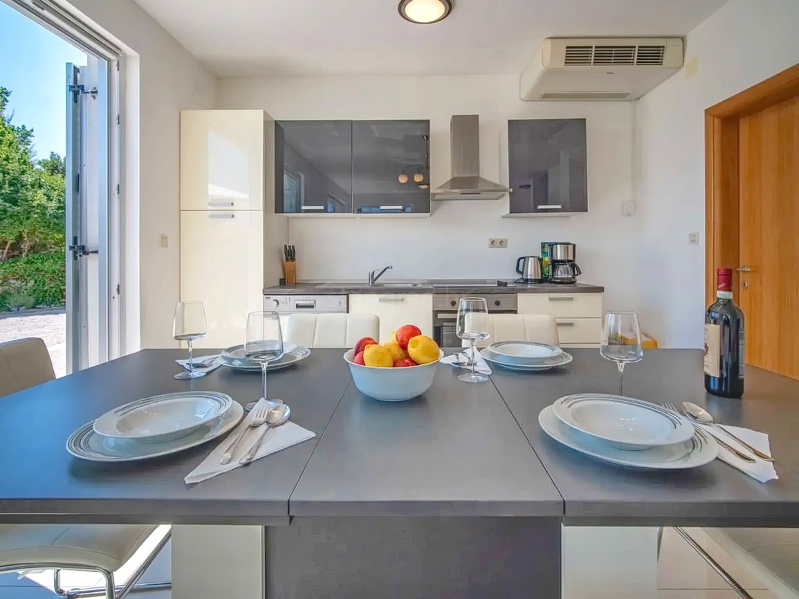 Zona di Krk, casa indipendente con piscina in posizione tranquilla!