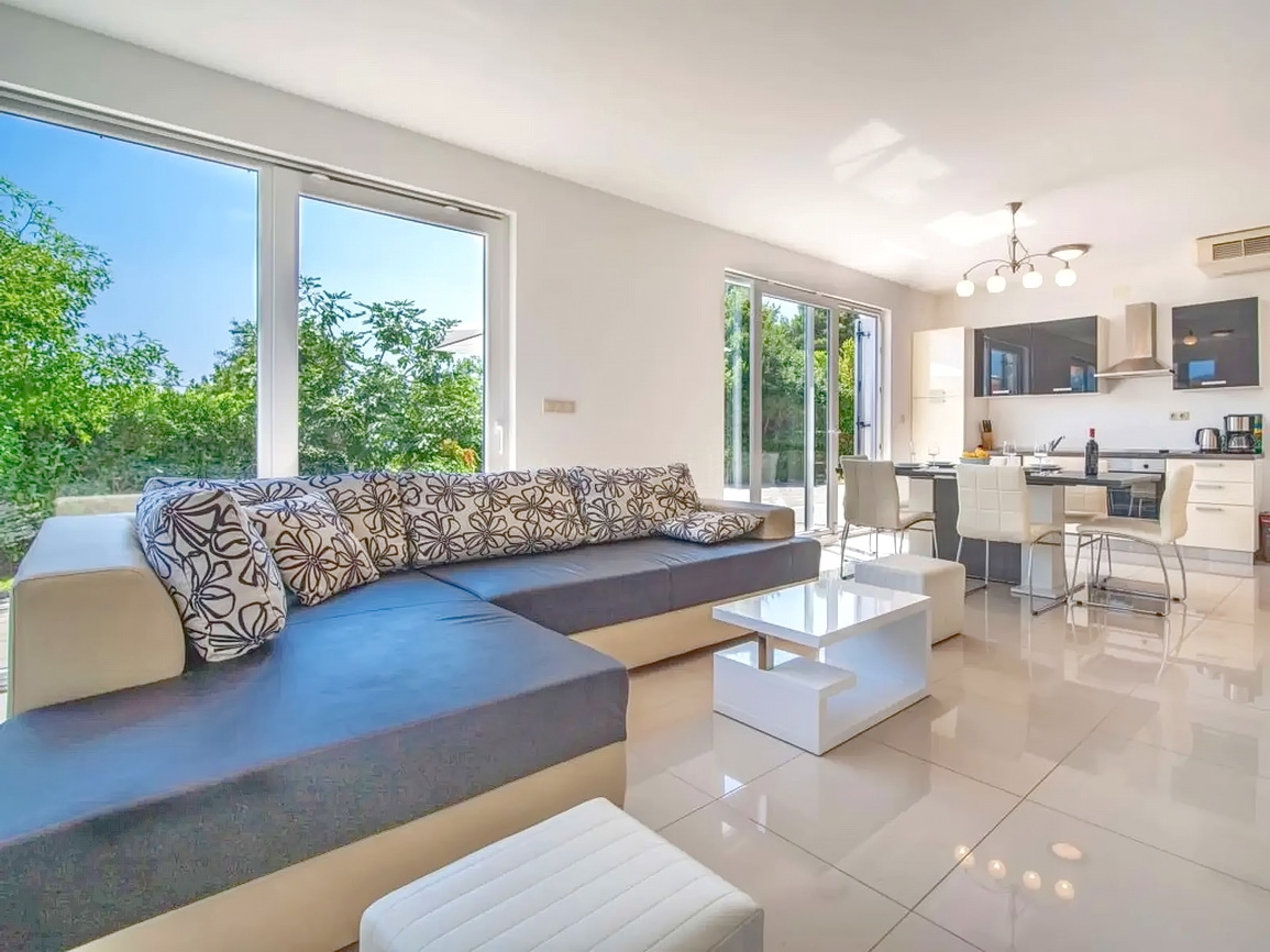 Zona di Krk, casa indipendente con piscina in posizione tranquilla!