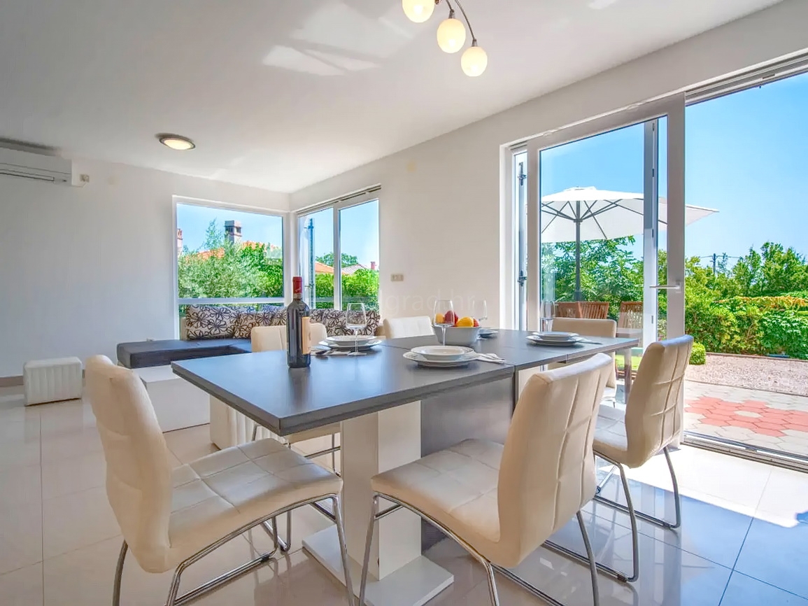 Zona di Krk, casa indipendente con piscina in posizione tranquilla!