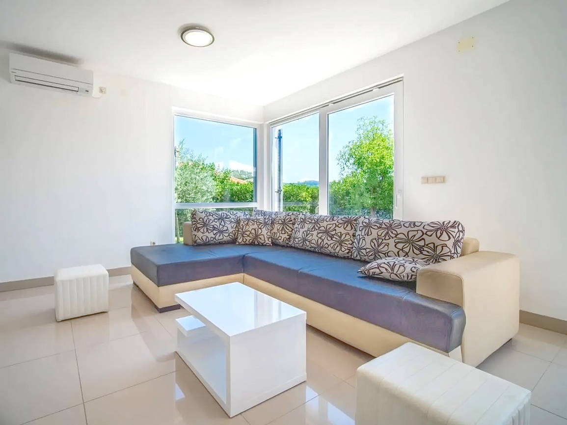 Zona di Krk, casa indipendente con piscina in posizione tranquilla!