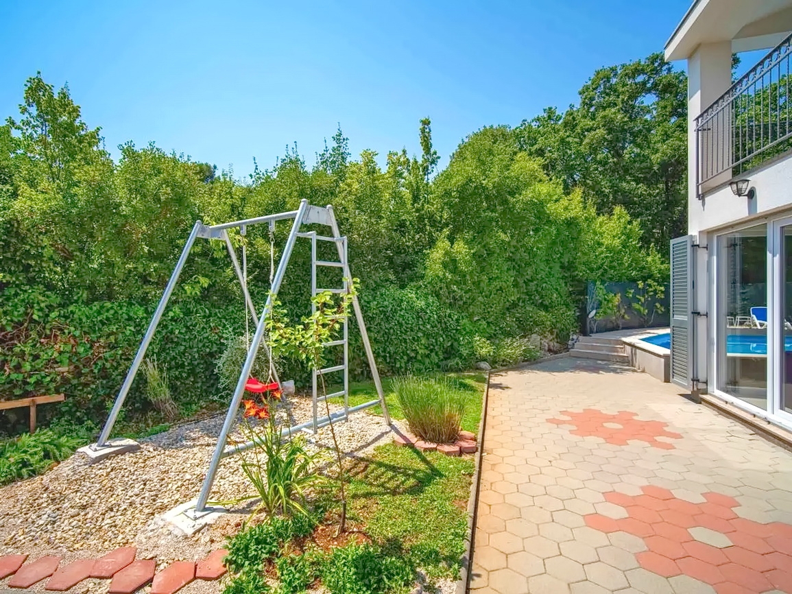 Zona di Krk, casa indipendente con piscina in posizione tranquilla!