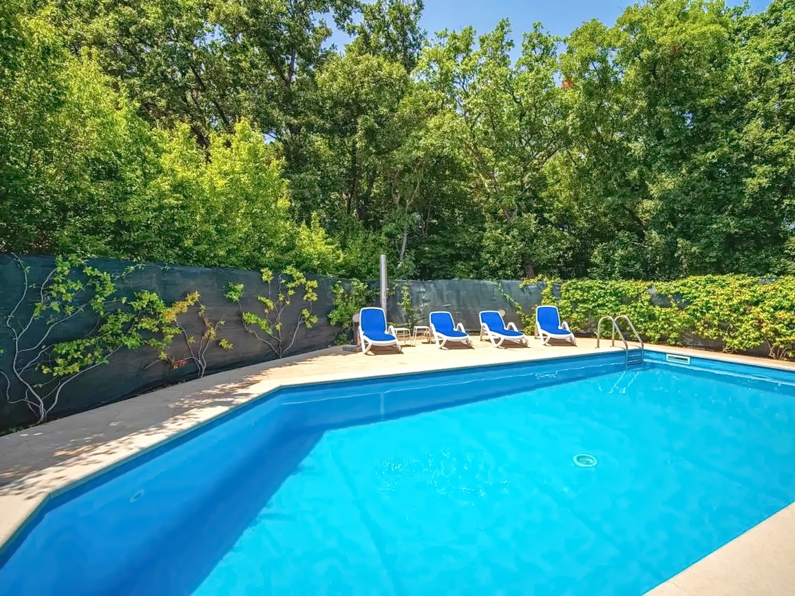 Zona di Krk, casa indipendente con piscina in posizione tranquilla!