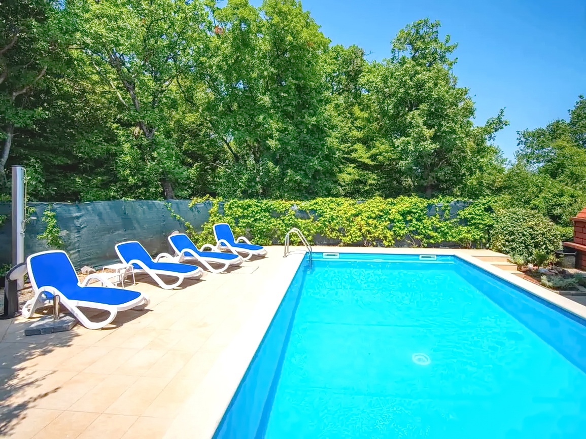 Zona di Krk, casa indipendente con piscina in posizione tranquilla!