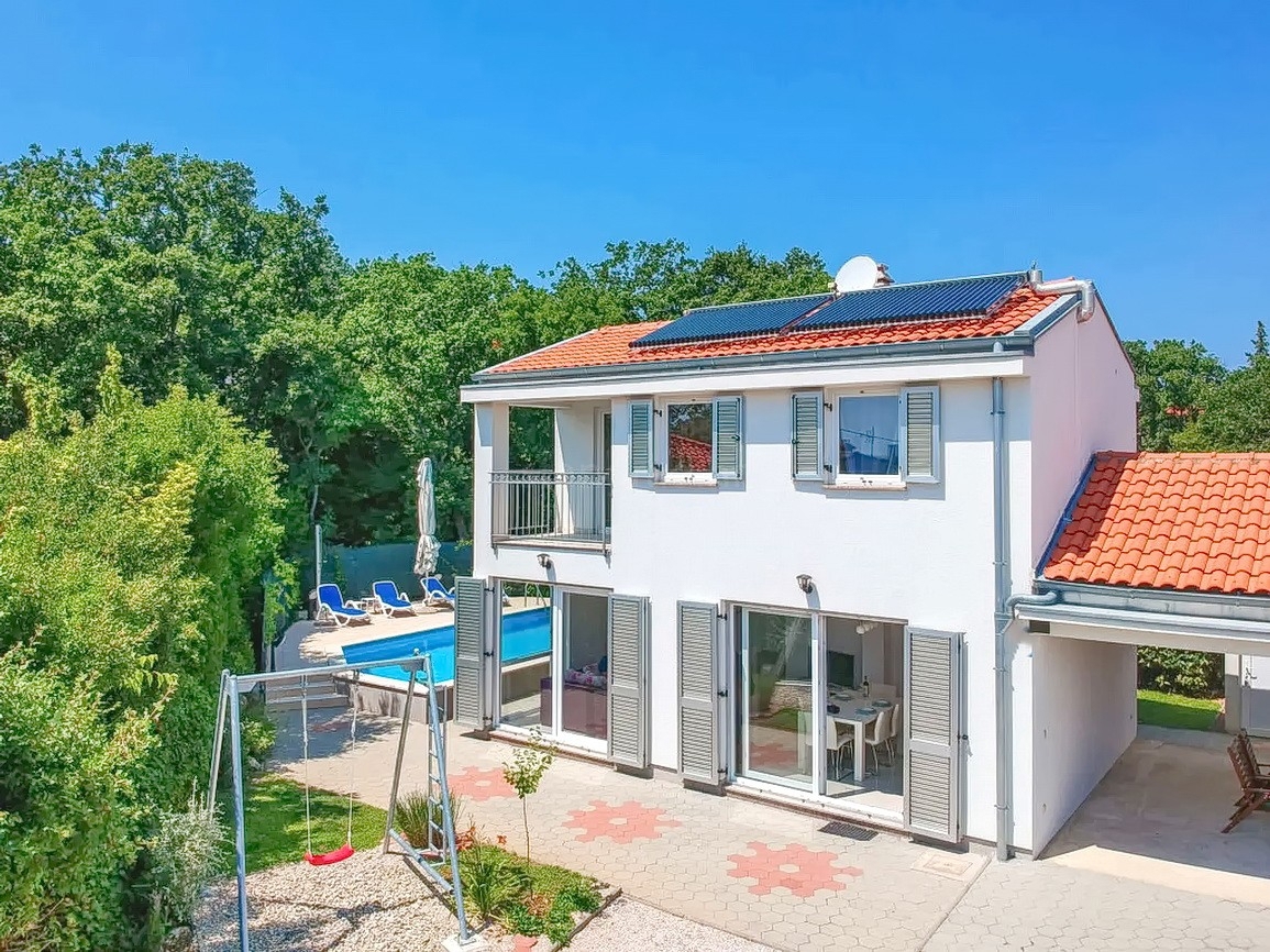 Zona di Krk, casa indipendente con piscina in posizione tranquilla!