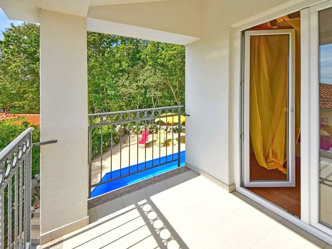 Zona di Krk, casa indipendente con piscina in posizione tranquilla!