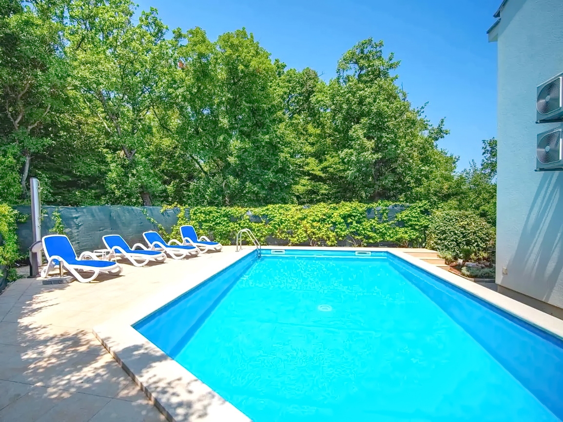 Zona di Krk, casa indipendente con piscina in posizione tranquilla!