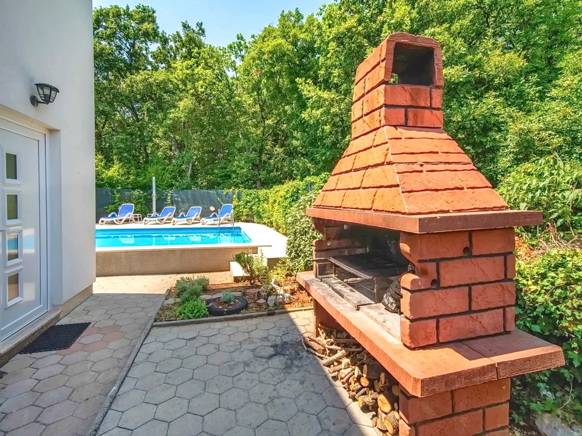 Zona di Krk, casa indipendente con piscina in posizione tranquilla!