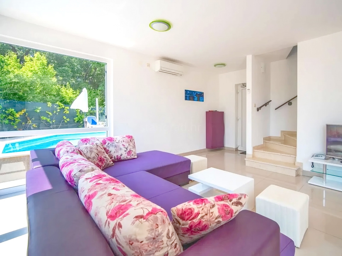 Zona di Krk, casa indipendente con piscina in posizione tranquilla!