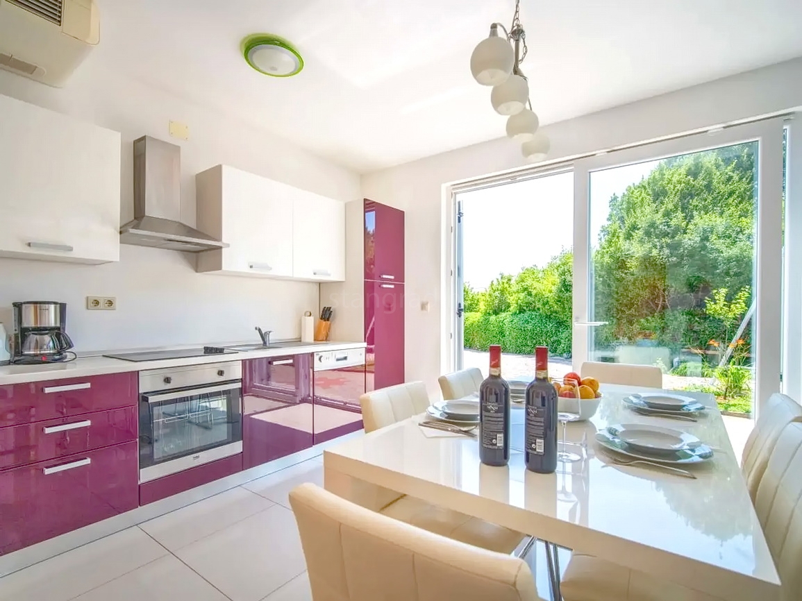 Zona di Krk, casa indipendente con piscina in posizione tranquilla!