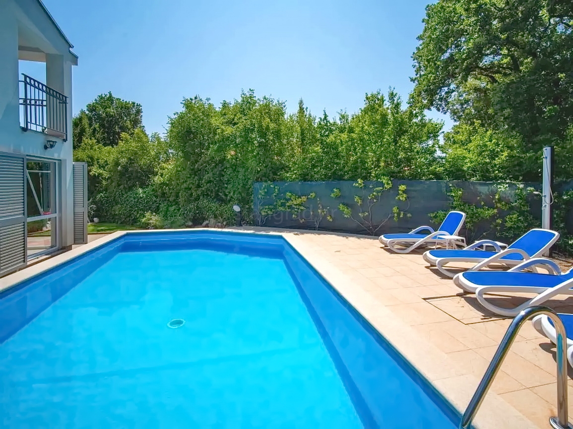 Zona di Krk, casa indipendente con piscina in posizione tranquilla!