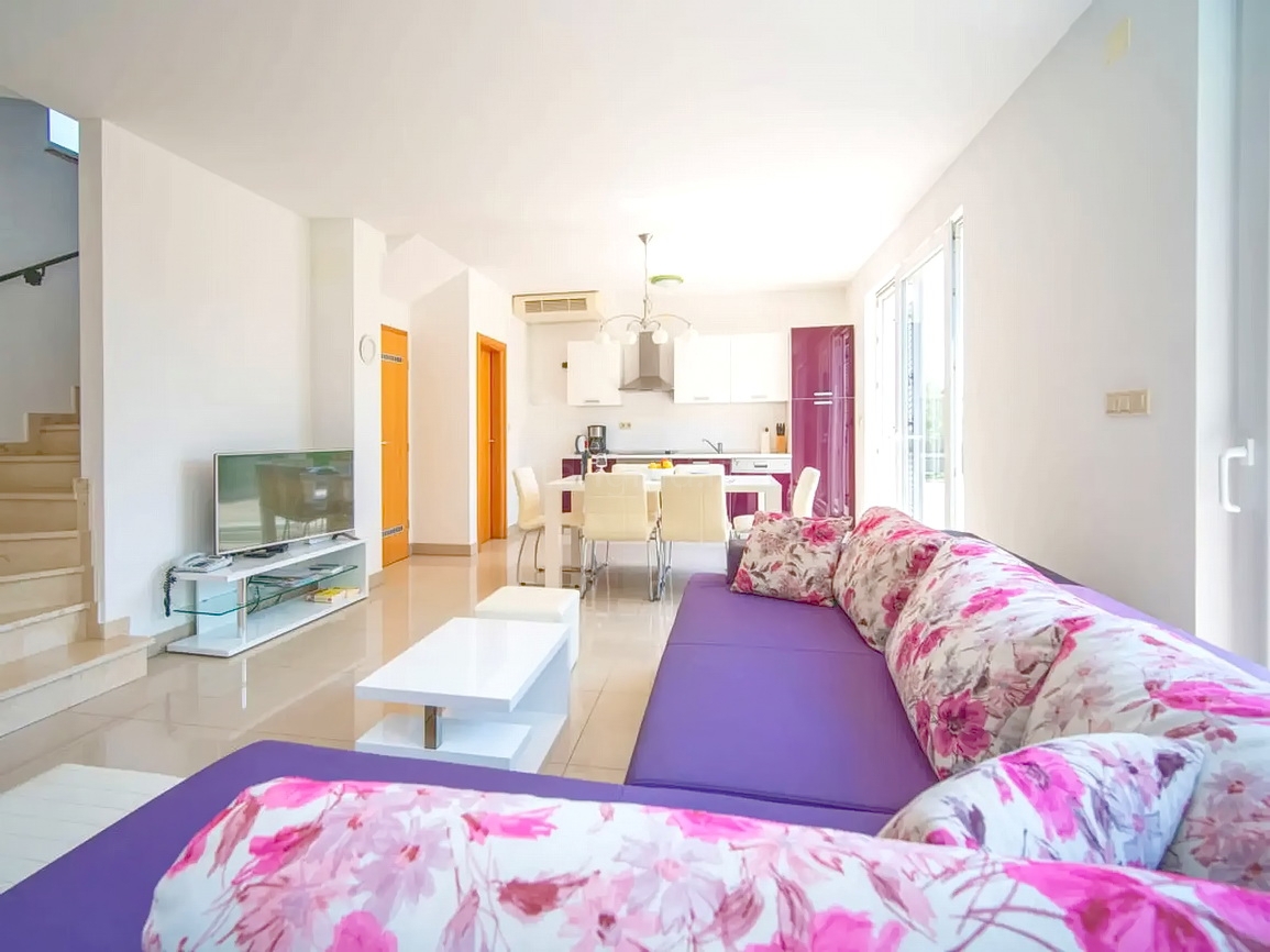 Zona di Krk, casa indipendente con piscina in posizione tranquilla!