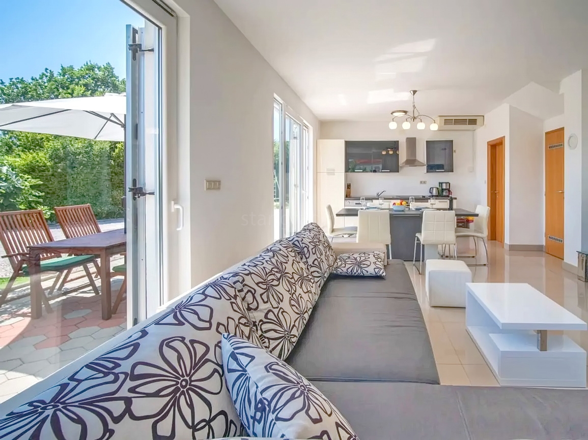 Zona di Krk, casa indipendente con piscina in posizione tranquilla!