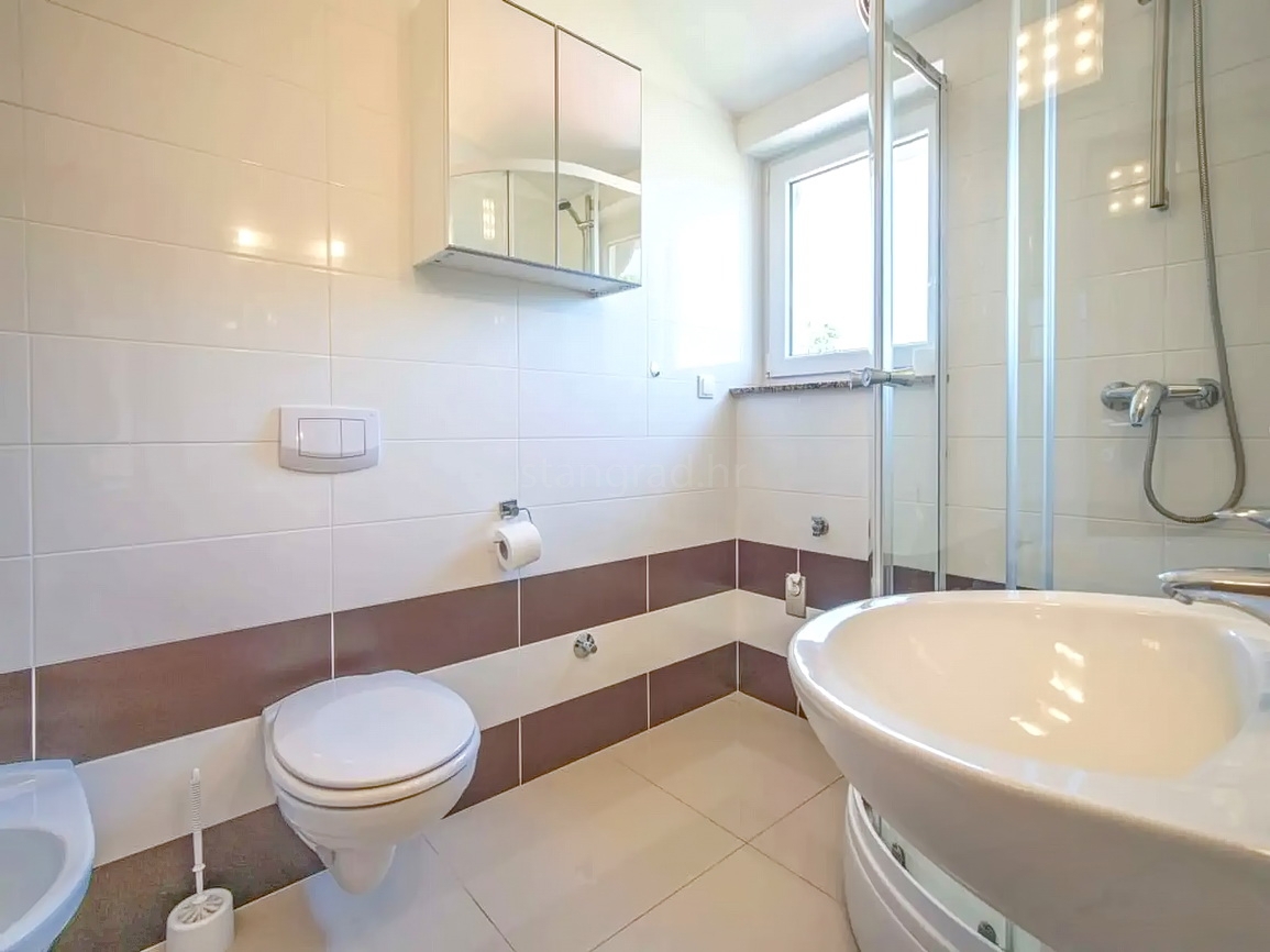 Zona di Krk, casa indipendente con piscina in posizione tranquilla!