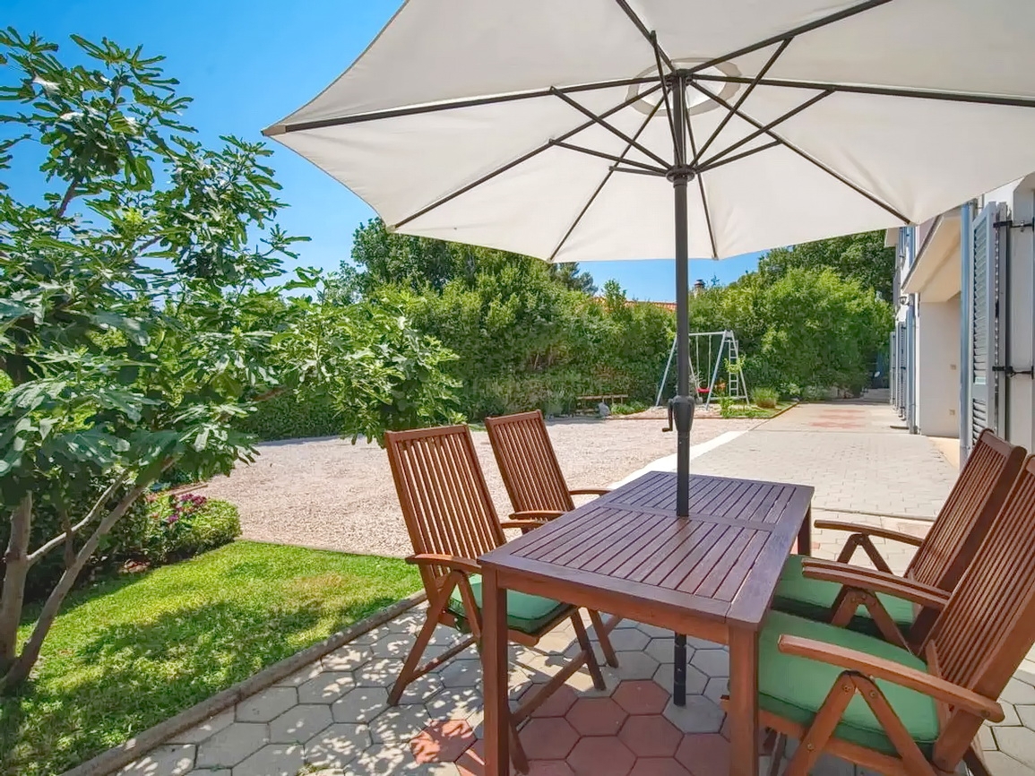 Zona di Krk, casa indipendente con piscina in posizione tranquilla!