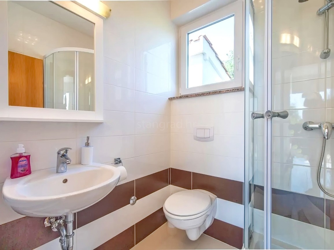 Zona di Krk, casa indipendente con piscina in posizione tranquilla!