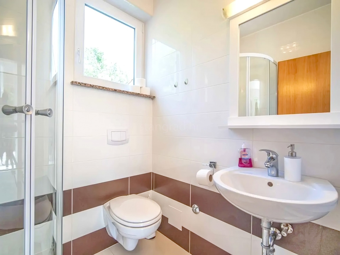 Zona di Krk, casa indipendente con piscina in posizione tranquilla!