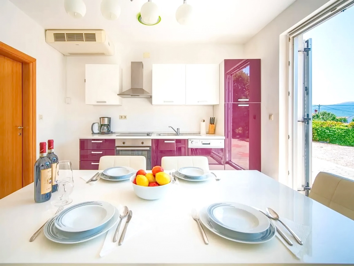 Zona di Krk, casa indipendente con piscina in posizione tranquilla!