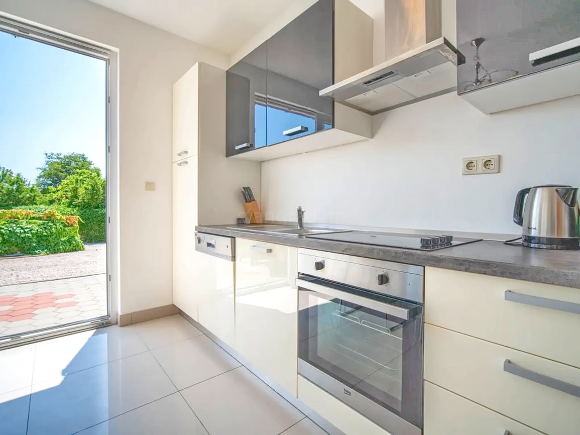 Zona di Krk, casa indipendente con piscina in posizione tranquilla!