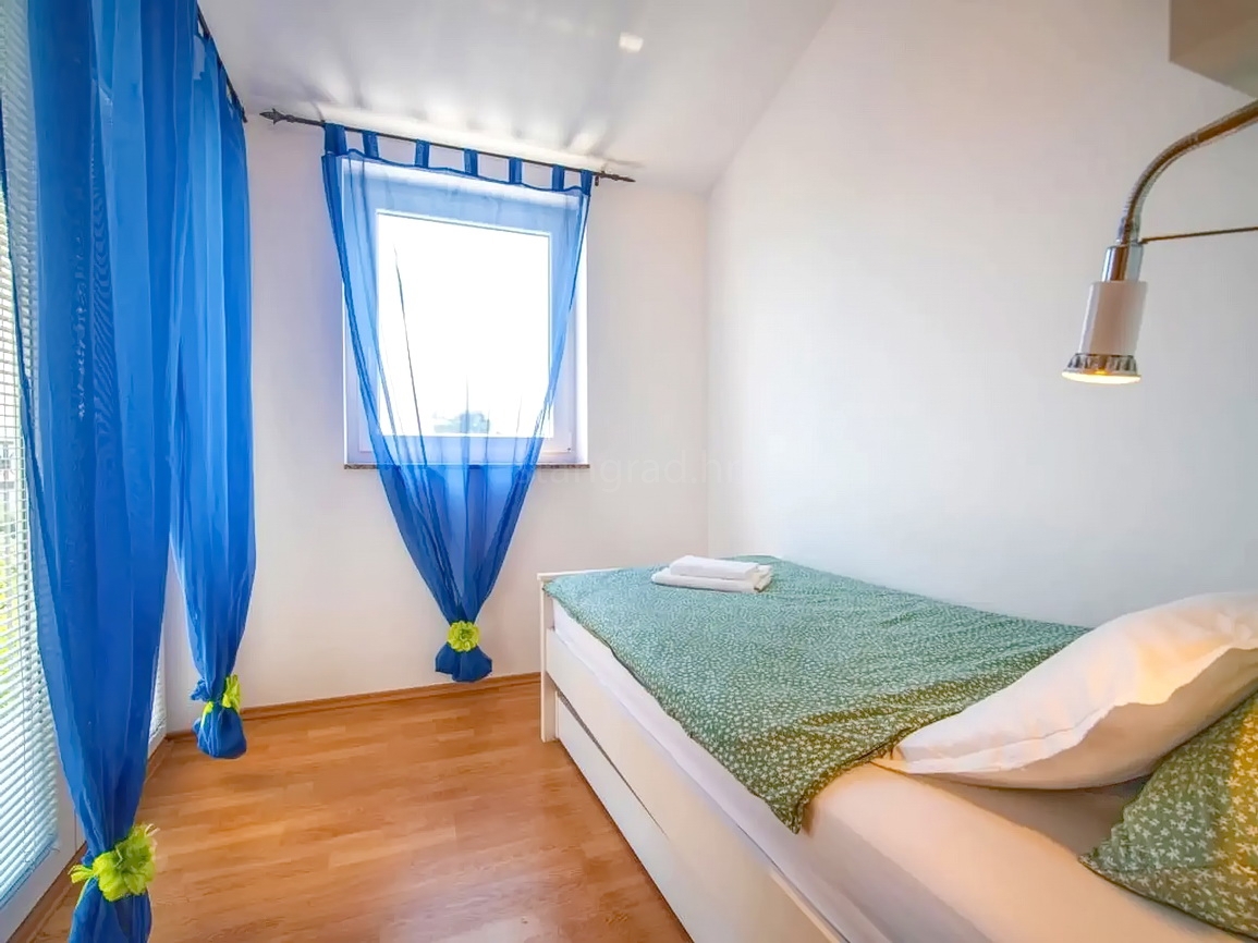 Zona di Krk, casa indipendente con piscina in posizione tranquilla!