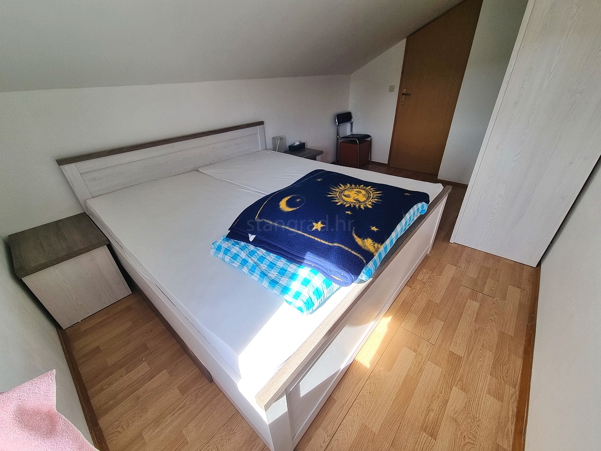 Malinska, casa indipendente con giardino in posizione tranquilla con vista!