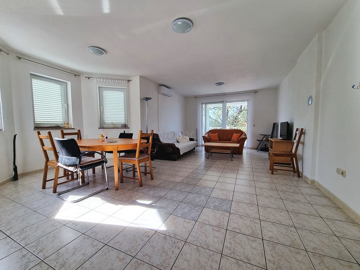 Malinska, casa indipendente con giardino in posizione tranquilla con vista!