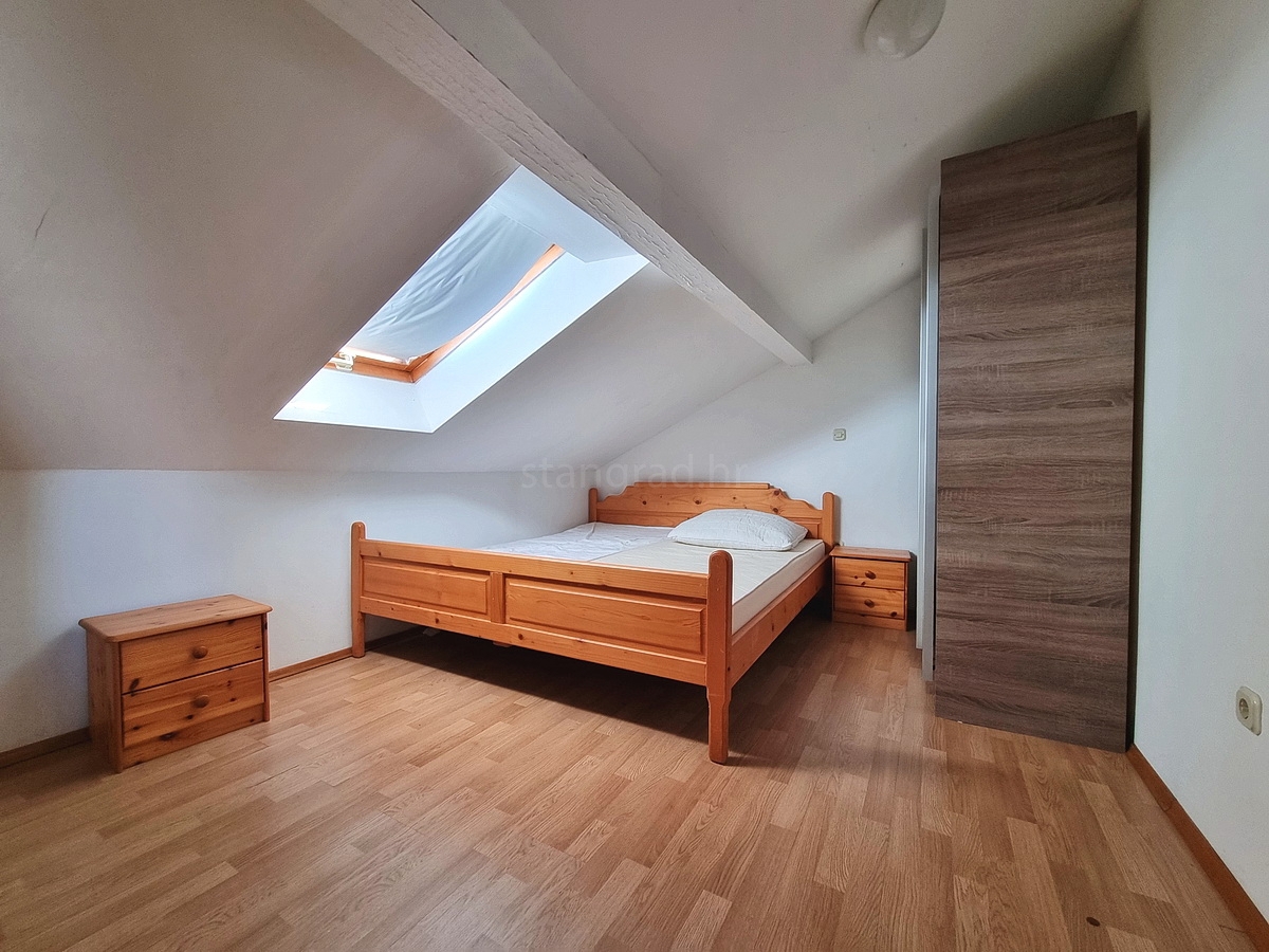 Malinska, casa indipendente con giardino in posizione tranquilla con vista!