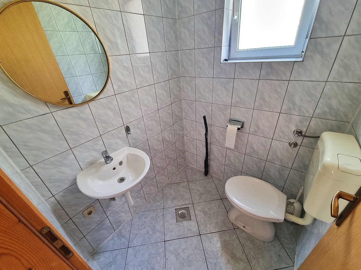 Malinska, casa indipendente con giardino in posizione tranquilla con vista!