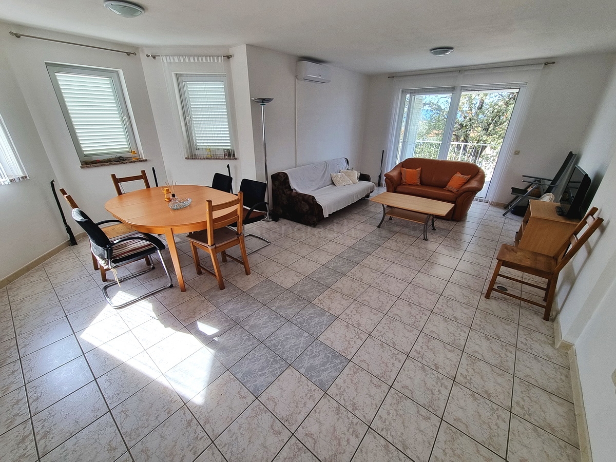 Malinska, casa indipendente con giardino in posizione tranquilla con vista!