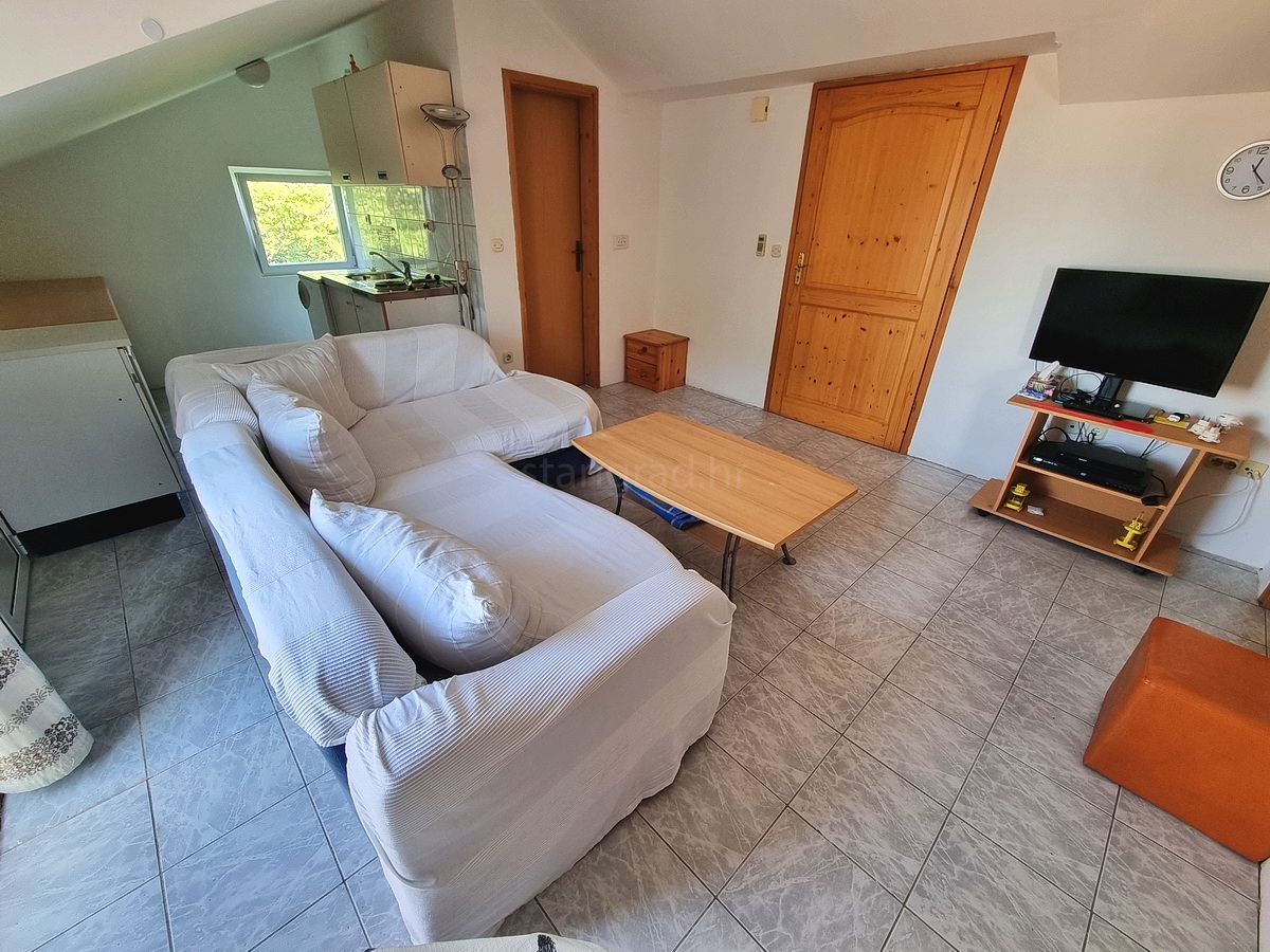 Malinska, casa indipendente con giardino in posizione tranquilla con vista!