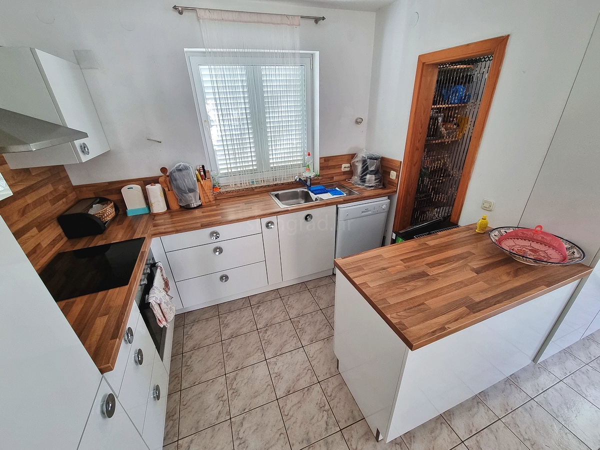 Malinska, casa indipendente con giardino in posizione tranquilla con vista!