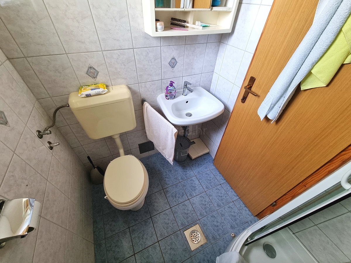 Malinska, casa indipendente con giardino in posizione tranquilla con vista!