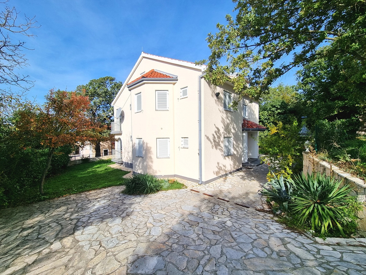 Malinska, casa indipendente con giardino in posizione tranquilla con vista!