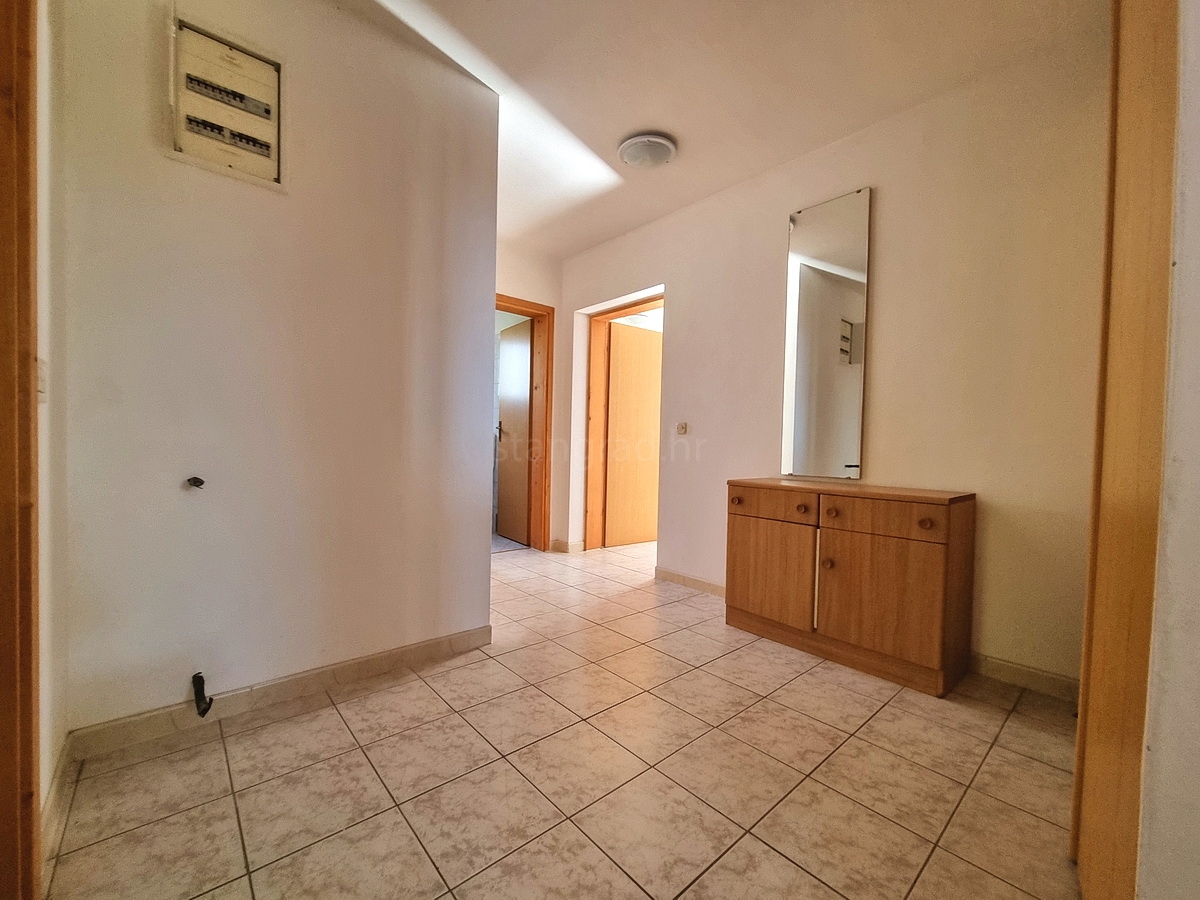 Malinska, casa indipendente con giardino in posizione tranquilla con vista!