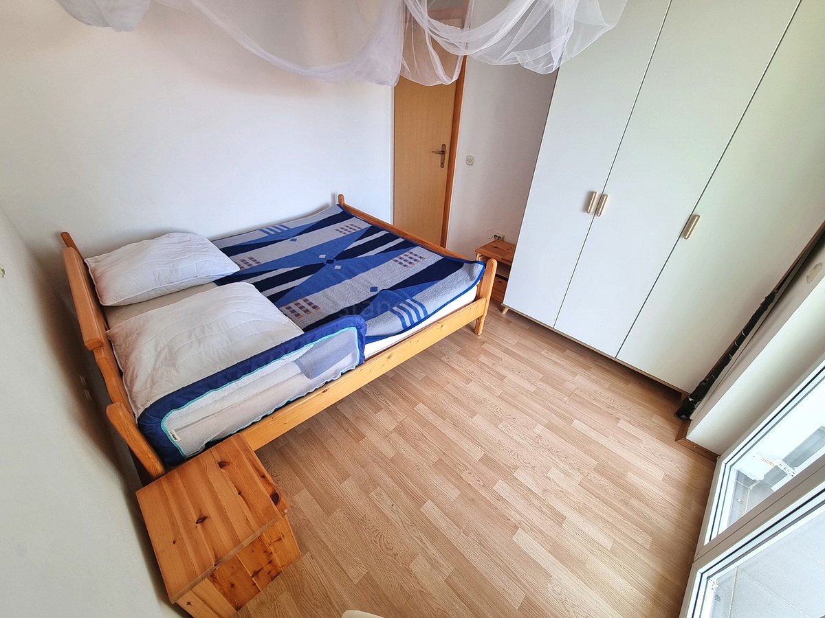 Malinska, casa indipendente con giardino in posizione tranquilla con vista!