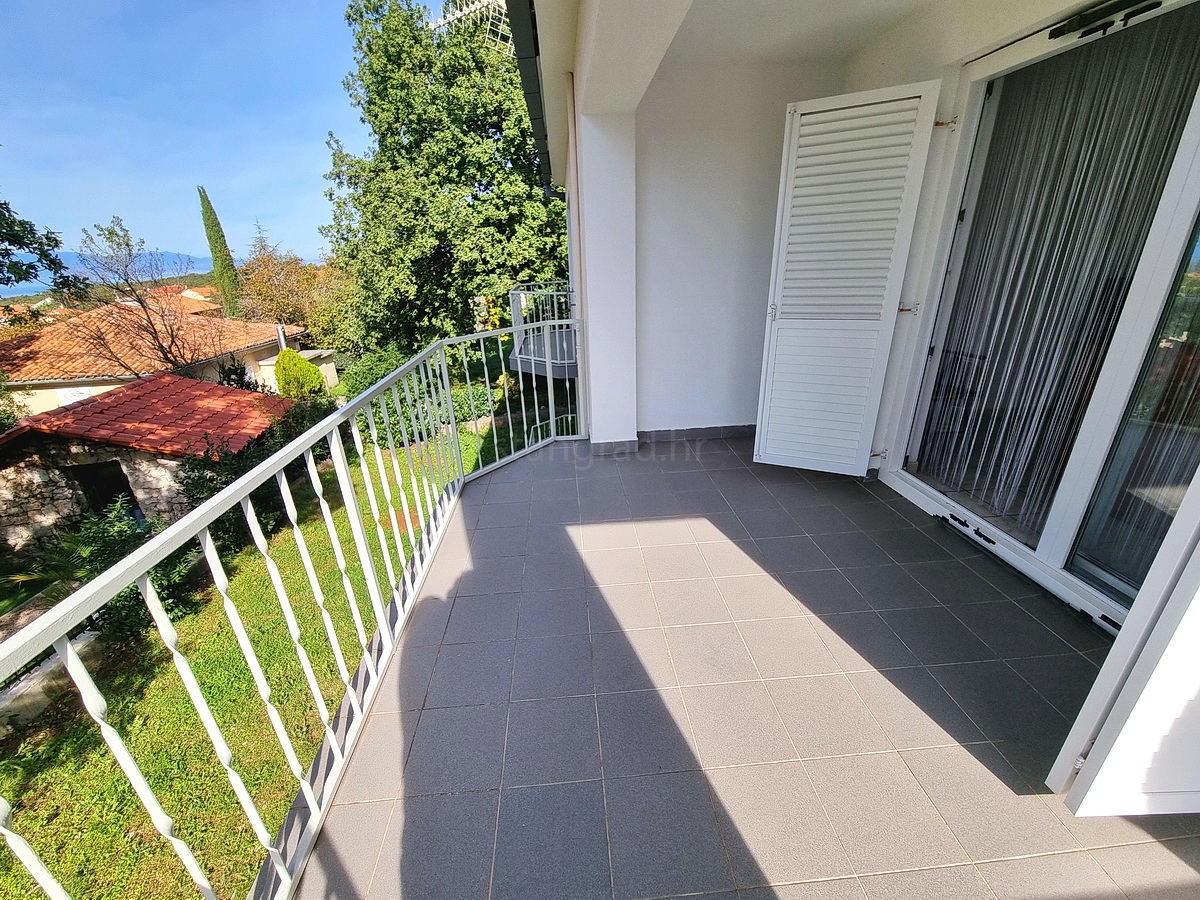 Malinska, casa indipendente con giardino in posizione tranquilla con vista!